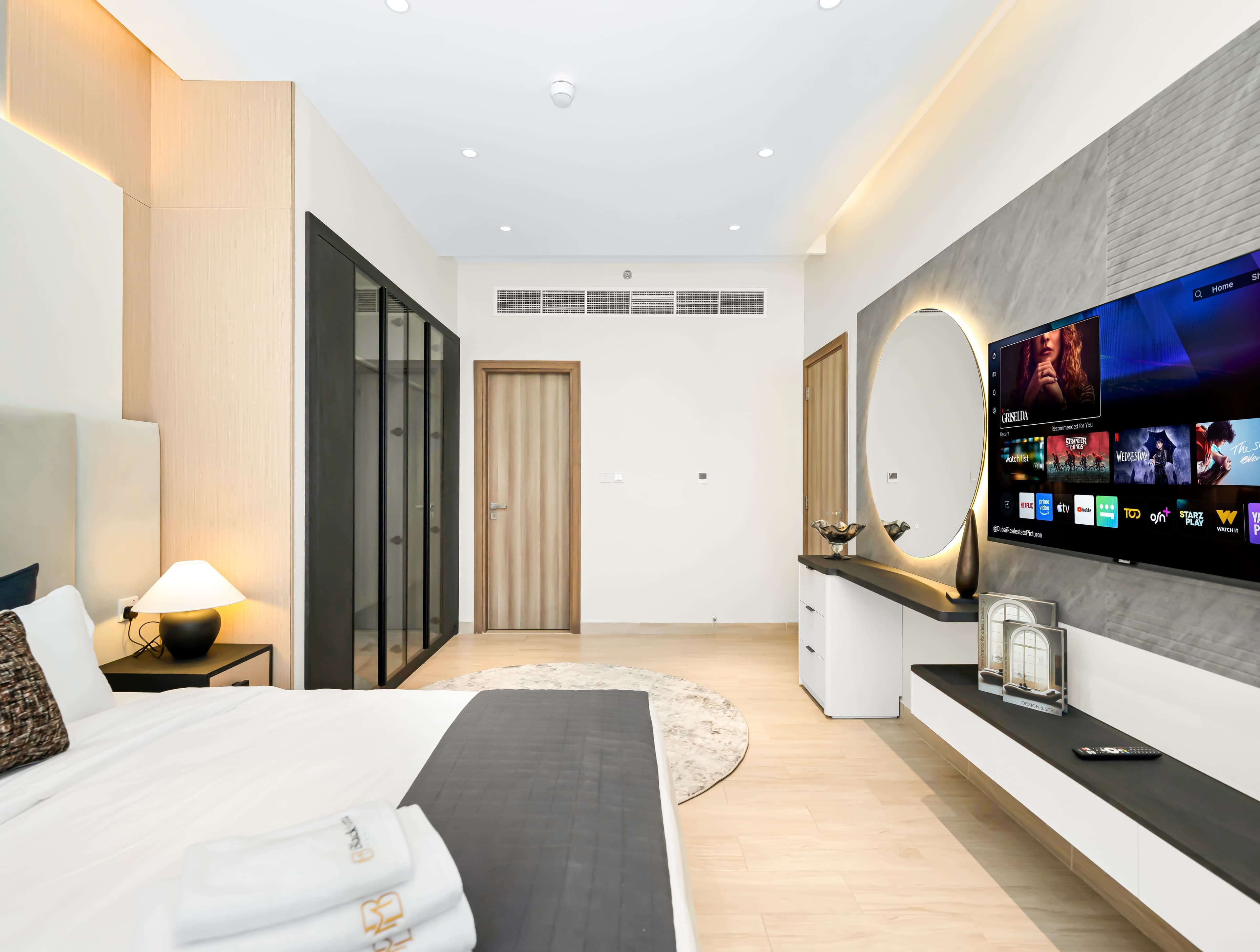 Burj Khalifa and Canal views | 3 Bedroom premium Apartment | Fully Furnished - Thumbnail 12