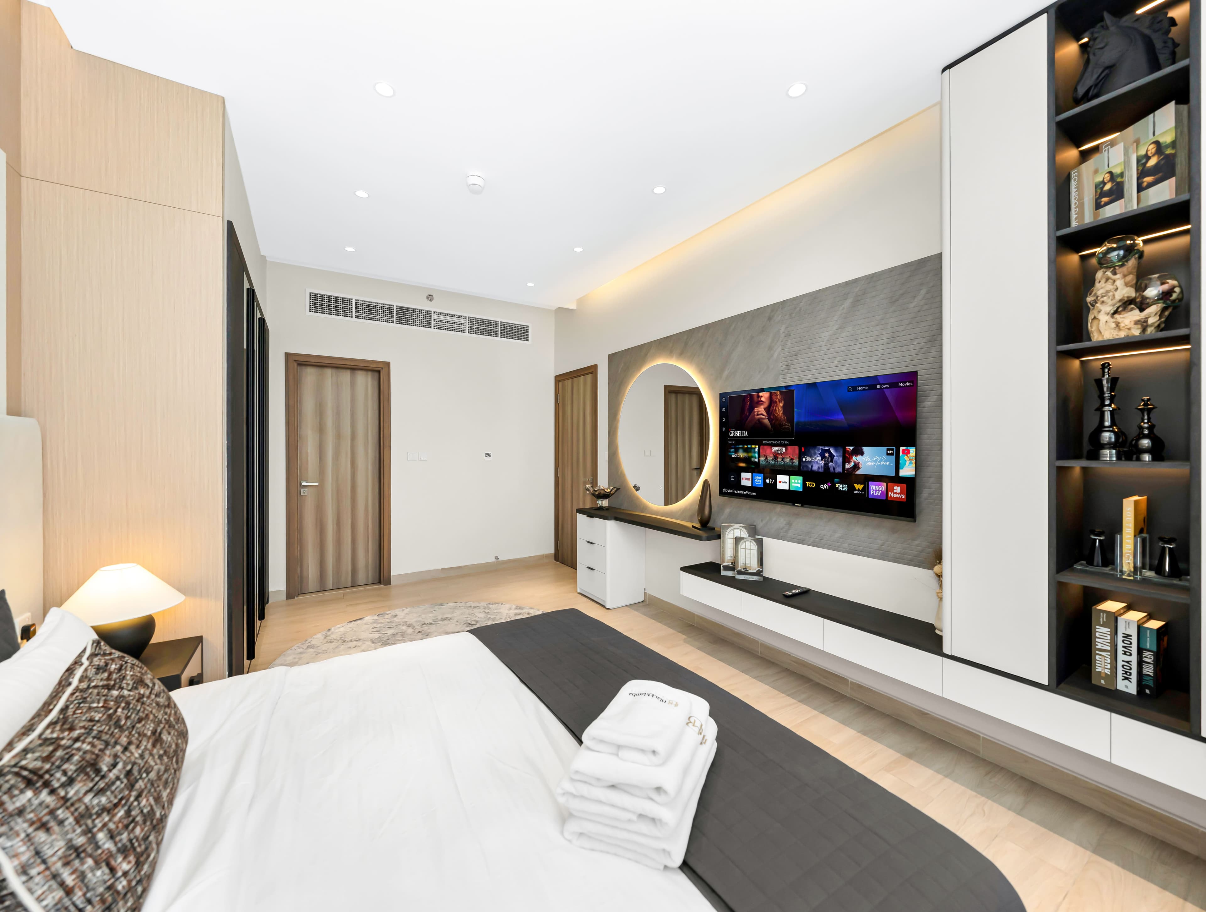 Burj Khalifa and Canal views | 3 Bedroom premium Apartment | Fully Furnished - Thumbnail 13