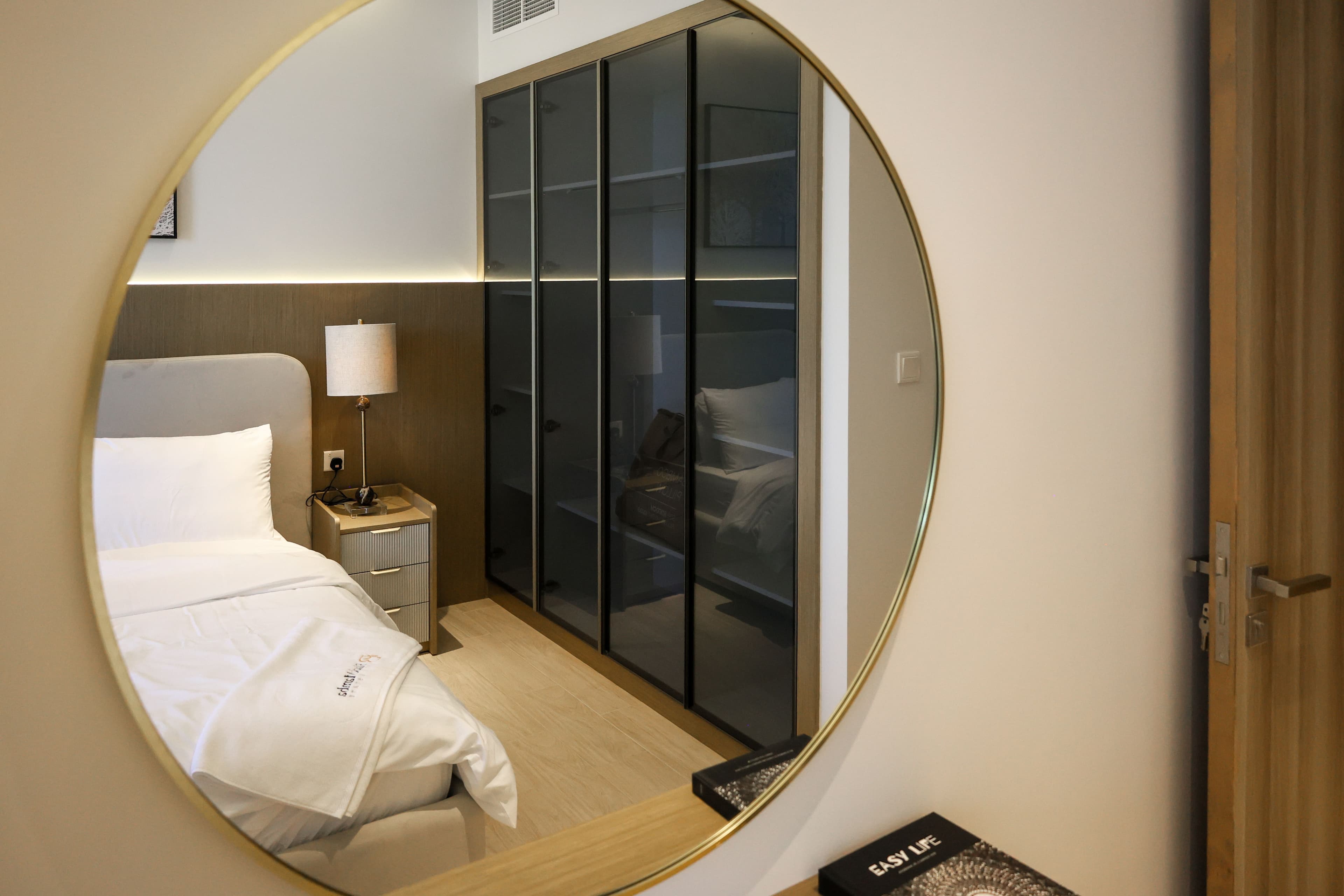 Sobha Hartland - Waves - Thumbnail 6